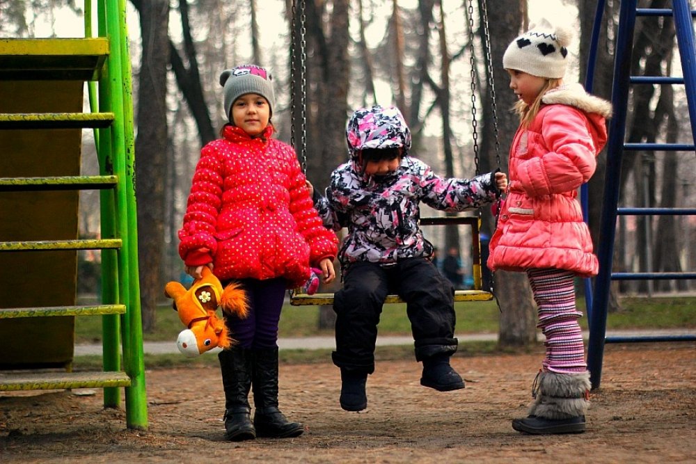 Осылай ойға шомып келе жатып, саябақтың әткеншектеріне көзіміз түсті, олар да шаналарын тастаған ойын балаларын қатты сағынып қалыпты. ©Massaget.kz 