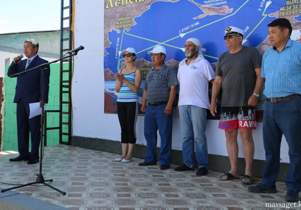 Жарыстың басталуына бір күн қалғанда облыс әкімдігі мен Сарқан ауданының әкімшілігінің адамдары келіп, жарысқа қатысушыларға сәттілік тіледі.