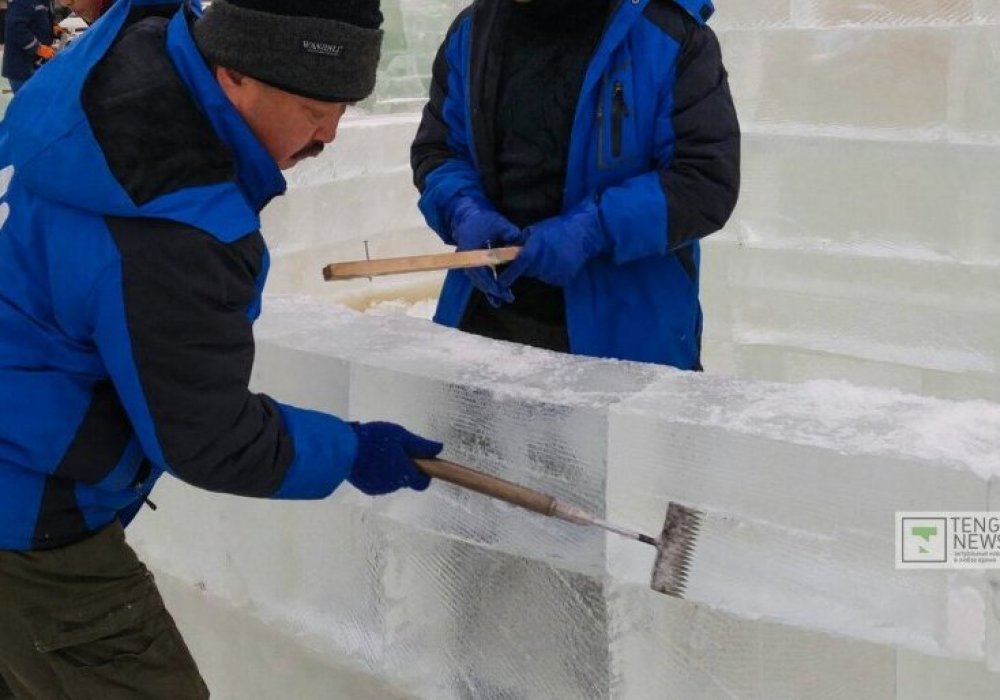 Түссіз мұз плиталары Есіл өзенінен кесіп алынды.