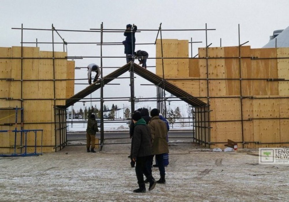 "Хан шатыр" сауда және ойын-сауық орталығына жақын маңда, мына арканың арғы жағында күндіз-түні  басты мұз қалашығын тұрғызу жұмыстары жүргізіліп жатыр.