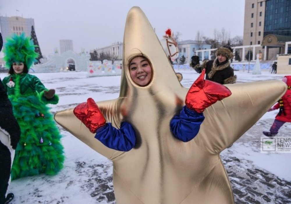 Ал бұл адамдар күннің жарығында жаңажылдық көңіл-күй сыйлап жүр.