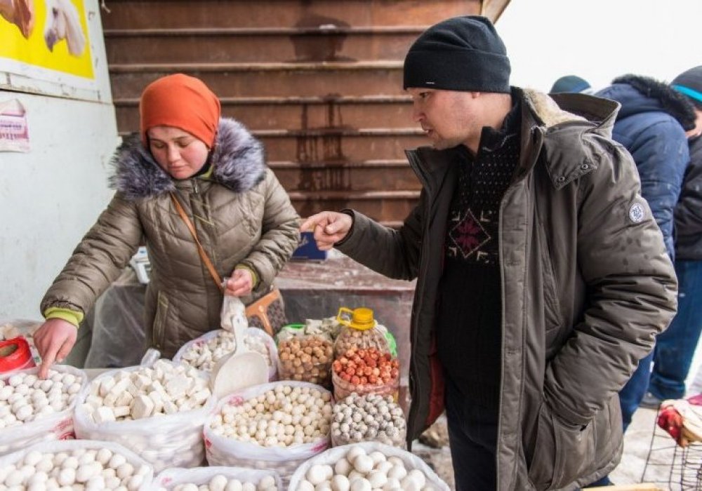 Қрапайым құрттан бөлек мұнда бұрыш қосылған және хош иісті құрттар сатылады © Тұрар Қазанғапов.