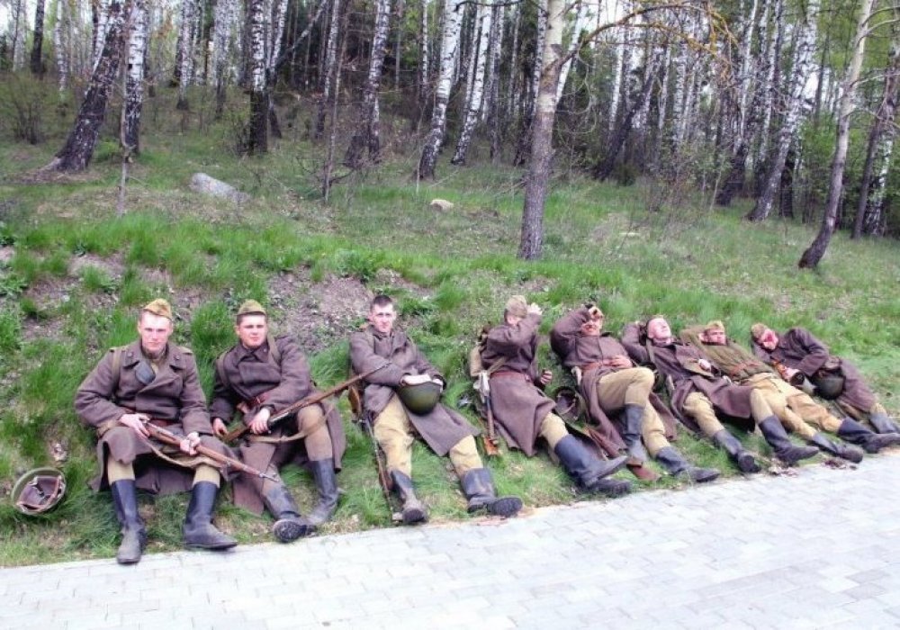 Жаппай эпизодтарға 500-ден аса жігіт қатыстырылды, олардың арасында каскадерлар мен ТЖМ қызметкерлері бар