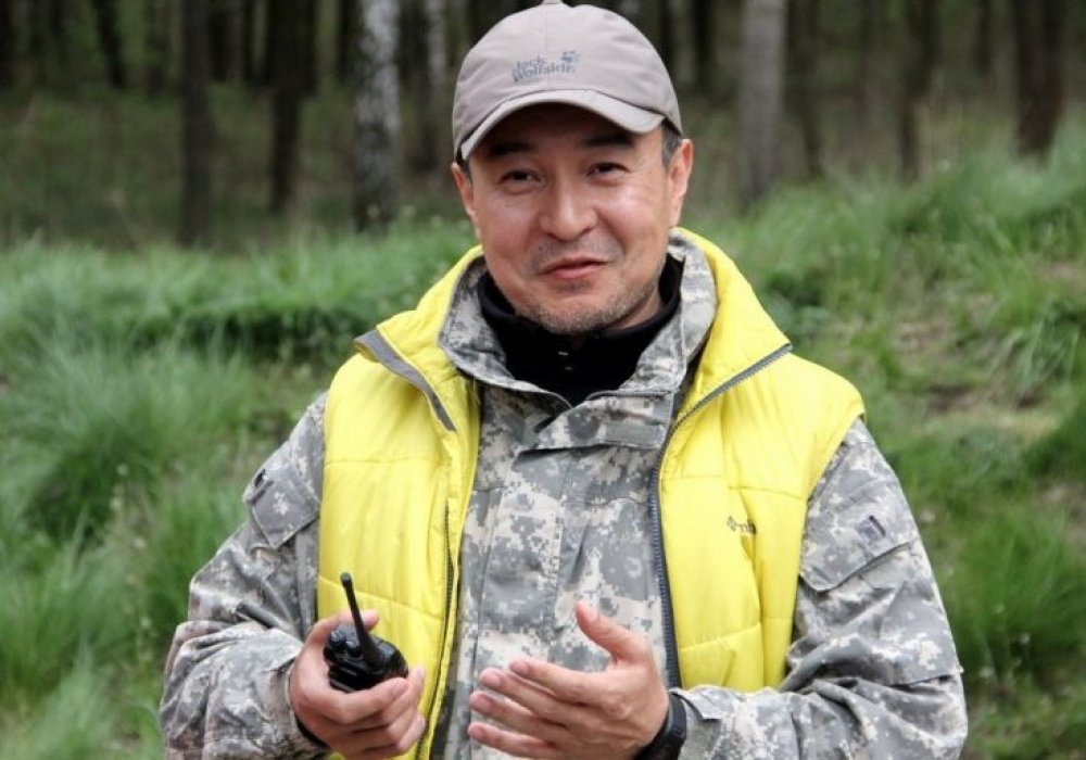 Лента режиссері Ақан Сатаев түсірілім алаңында. Оның айтуынша, фильмнің идеясы өмірден алынған. "Менің ата-анам ауылдардың бірінен кейуананы кездестірді, оның жасы шамамен 80-де. Көршілер оны есі ауысқан дейтін. Ол күн сайын тысқа шығып, соғысқа кеткен ұлын күтетін. Бұл оқиға менің жанымды тебірентті. Біраз жылдар өткенде мен фильм түсіруді ұсындым және біз не істеуге болатынын ойлана бастадық", - деді Ақан Сатаев.