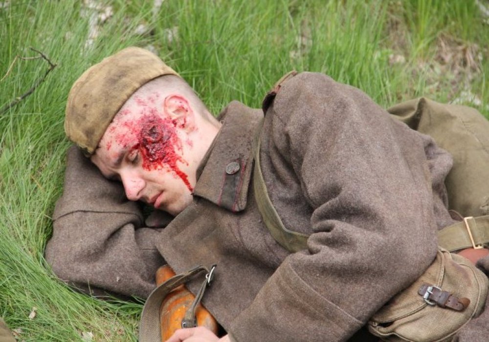 Актерлер түсірілім арасындағы үзілісте демалып жатыр