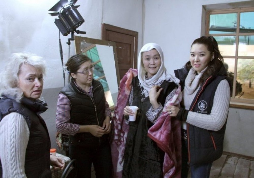 Ананың ролінде театр және кино актрисасы Алтынай Нөкербек ойнады. "Анаға апарар жол" фильмінде ол ұлының туған сәтінен бастап өзінің қартайған шағына дейінгі кезеңдерді гримның көмегімен сомдады