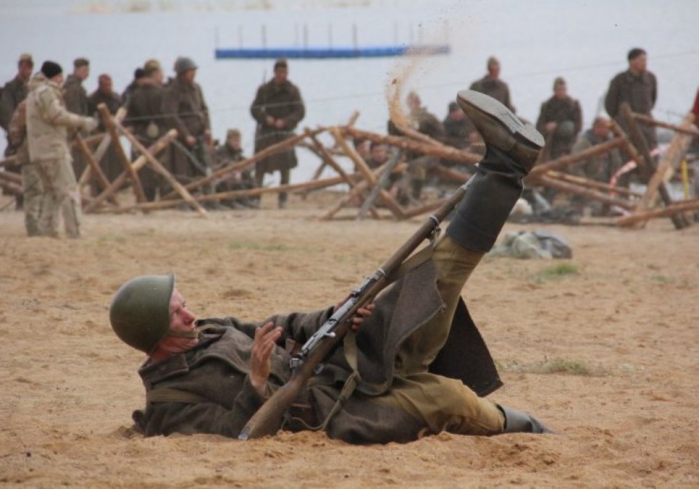 Ұрыс қойылымдарының түсірілімі мамыр айында өтті, сондықтан алаңда аптап ыстық болған жоқ