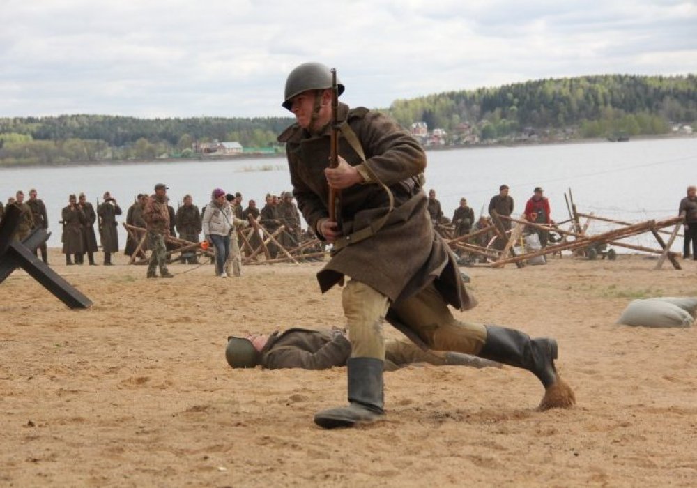 Көпшілік көріністерінің түсіріліміне кәсіби емес актерлер қатыстырылды