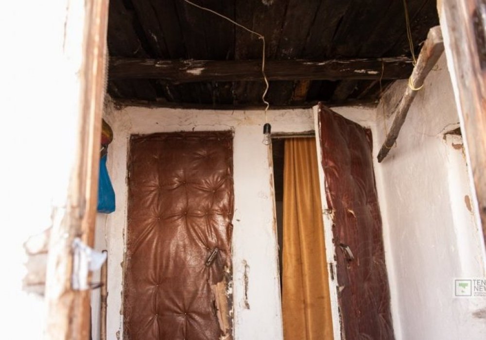 Көрші екі бөлмелерге кіреберіс есіктер.