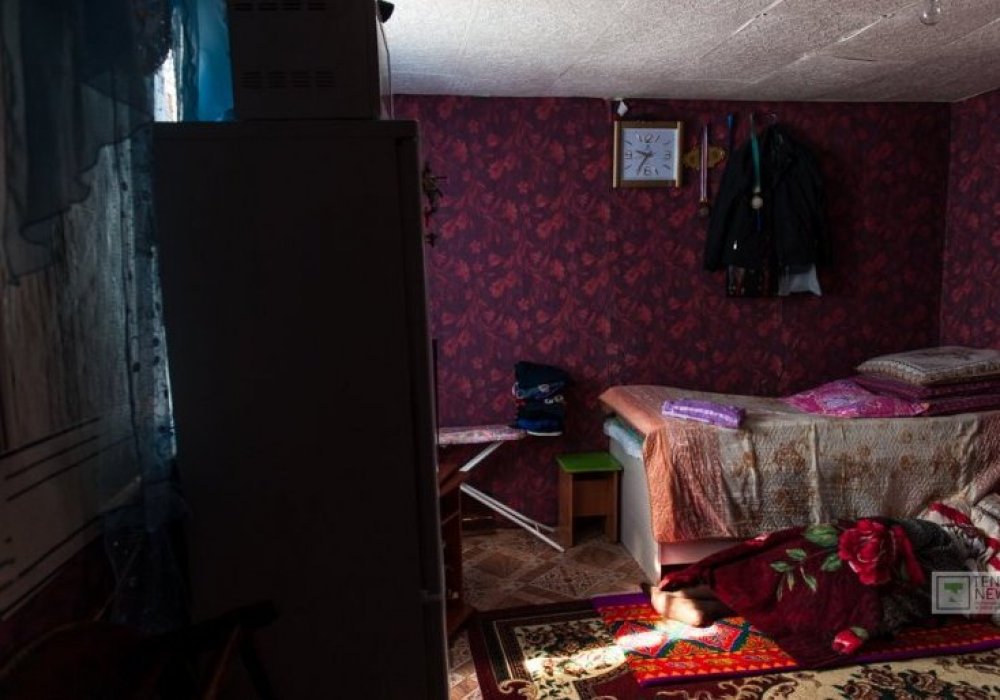 "Жазда 30 мың төлеймін, ал қыста көрші үйлерге де от жағамын, сондықтан 10 мың төлеймін", - дейді Ерболат.