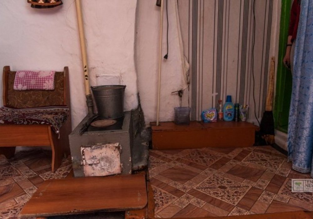 Үйде басқа пәтерлерді де жылытатын пеш бар.