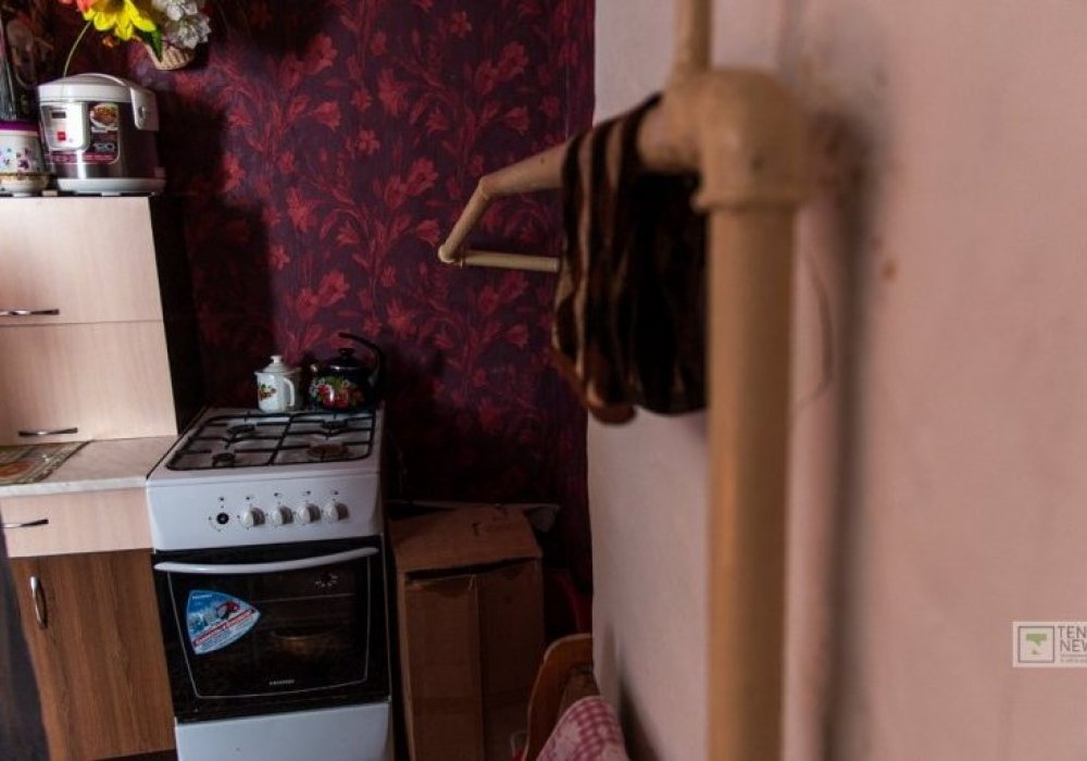 Осы уақыт бойы ол бар қолда бар заттарымен кішігірім пәтерін реттеп алған.