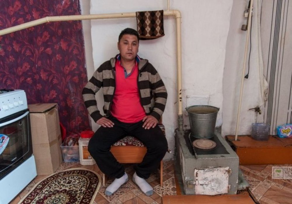 Бұл ер адамнын есімі - Ерболат Омаров. Ол өз отбасымен мұнда он жылдан бері тұрып жатыр.