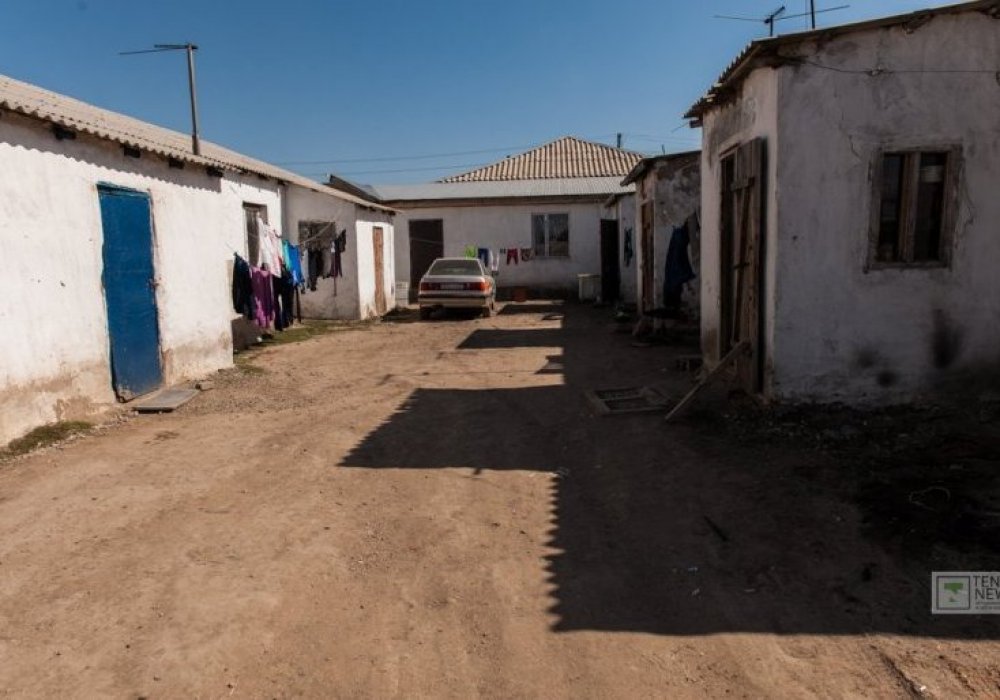 Сонымен қатар, аулада Ерболаттың өзі қазған дәретхана бар.