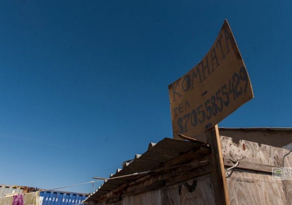 Астана аудандарында осындай хабарландыруларды кез келген жерден кездестіруге болады.