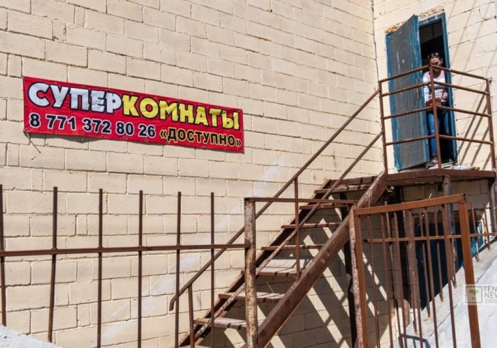 Бізді "супербөлмелер" қызықтырды. Бөлменің ішін түсіруге пәтер иесі рұқсат бермеді. Бірақ жергілікті тұрғындардың пәтерге 60 мың теңге төлейтіні белгілі. Соншалықты арзан да емес. Бөлменің "супер" деген атауы бөлмеде жиһаздың, бөлек дәретхананың, жуынатын бөлме мен ас үйдің бөлек болатынын білдіреді.