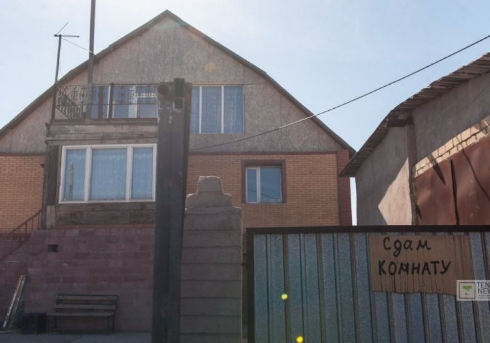 Ал Промышленный ауылындағы осы үйдің иесі біз үшін өзі қожалық ететін бөлмелеріне саяхат ұйымдастырды.