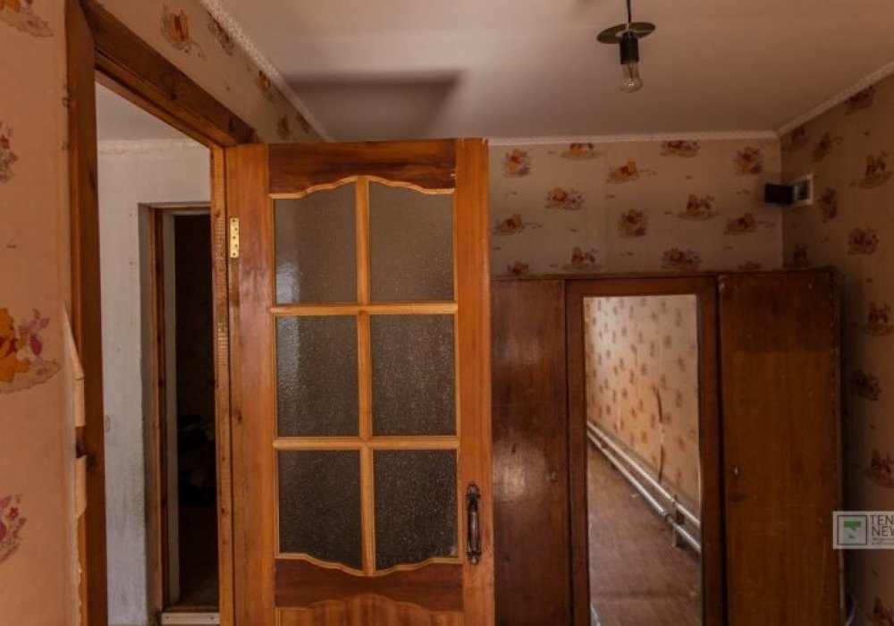 Уақыт өте келе ол өз үйін соғып алып, уақытша сарайларын пәтер жалдаушыларға бере бастаған.