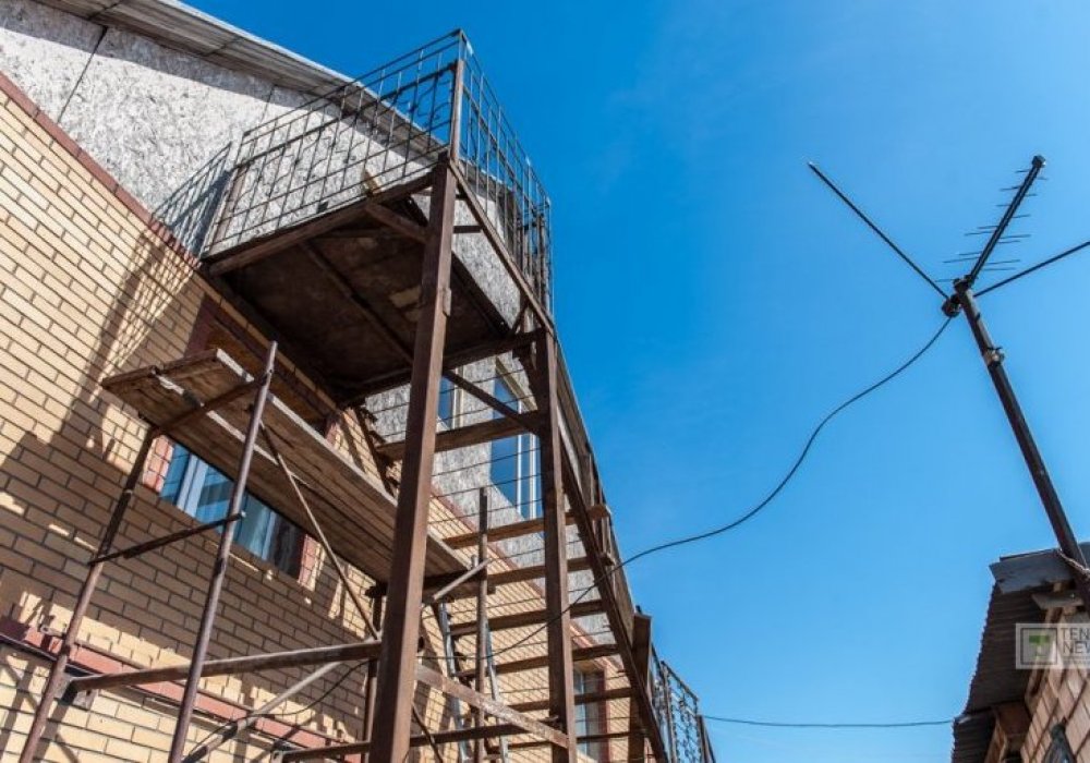 Қазір ол бөлмені жалға беру үшін өзінің үйінің үшінші қабатында жөндеу жұмыстарын жүргізіп жатыр.