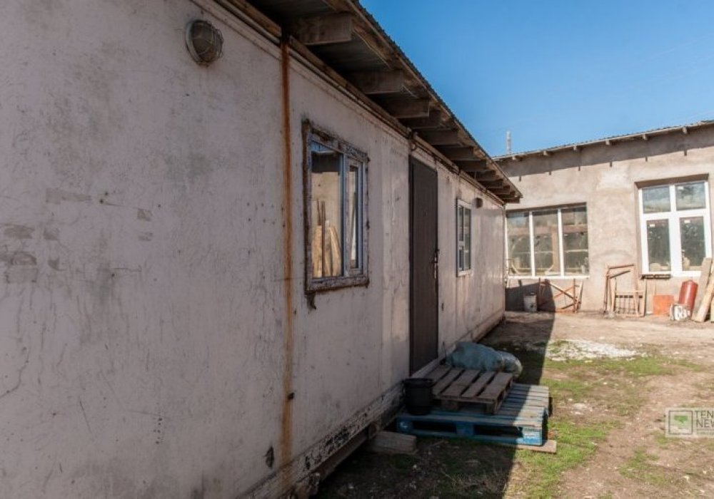 Оның үйінің ауласында тағы бір отбасы тұратын кішкентай вагон бар.