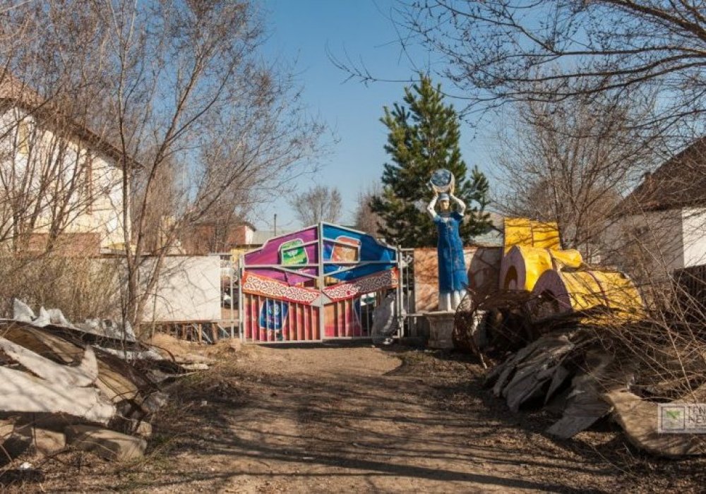 Осы үйлердің дуалдарына қарап, мейрам біткен соң қаладағы безендірулер қайда кетеді деген сұрақтар келеді.