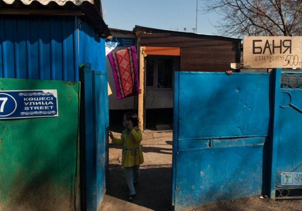 Бөлмені жалға беру туралы жергілікті хабарландырудан кейінгі орында моншаның жарнамасы тұр.