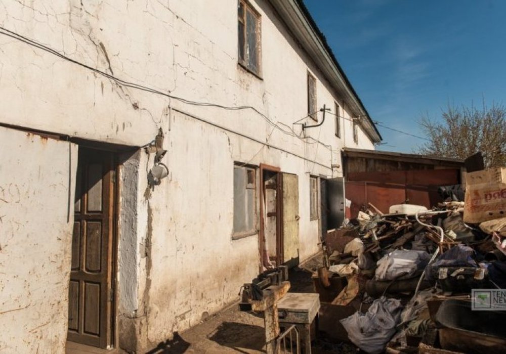 Жатақхана металл сынықтарын қабылдайтын жерге көршілес орналасқан.