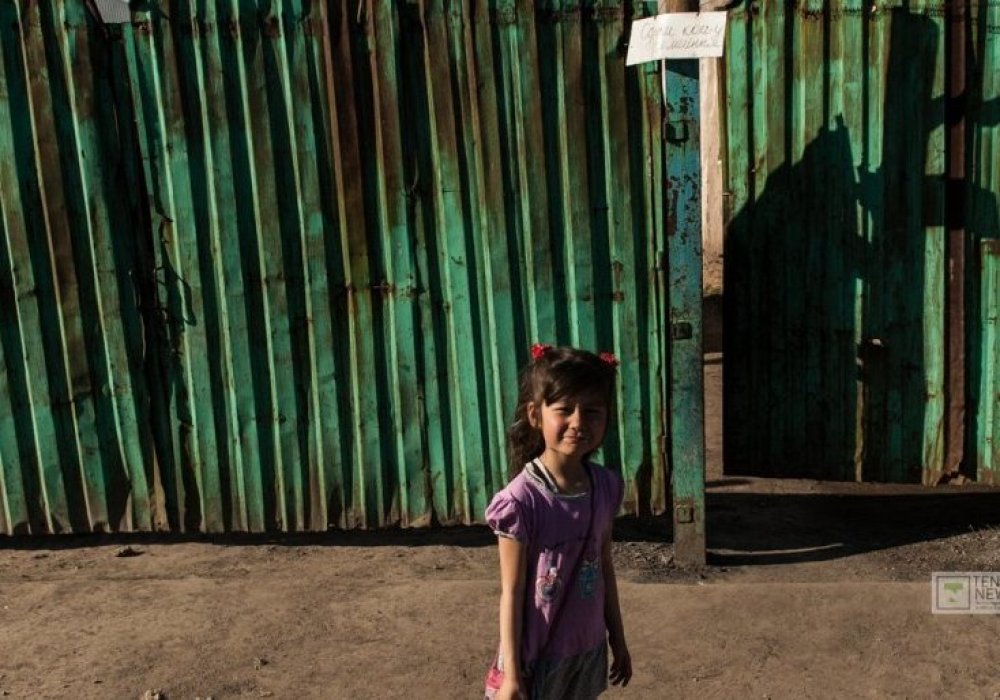 Мұнда да қымбат емес бөлмелердің хабарландыруларын жиі көруге болады. Жарнамада "тек отбасылы адамдар үшін" деген жазулары да бар.