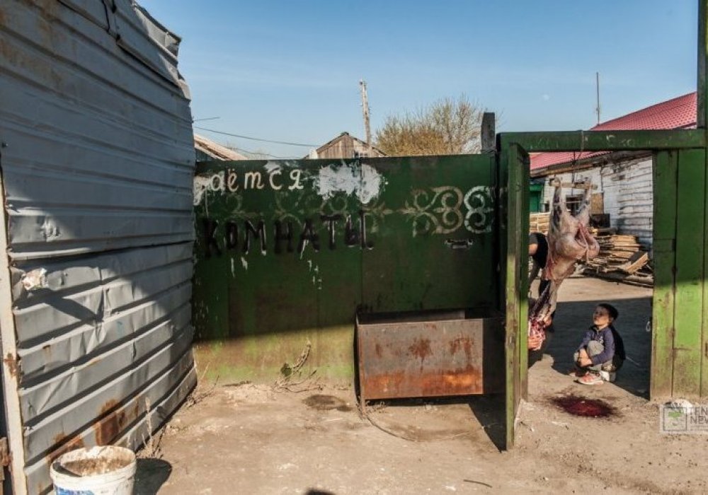 Бұл үй тек қасапхана емес, бірнеше кішкентай бөлмесі бар жатақхана.