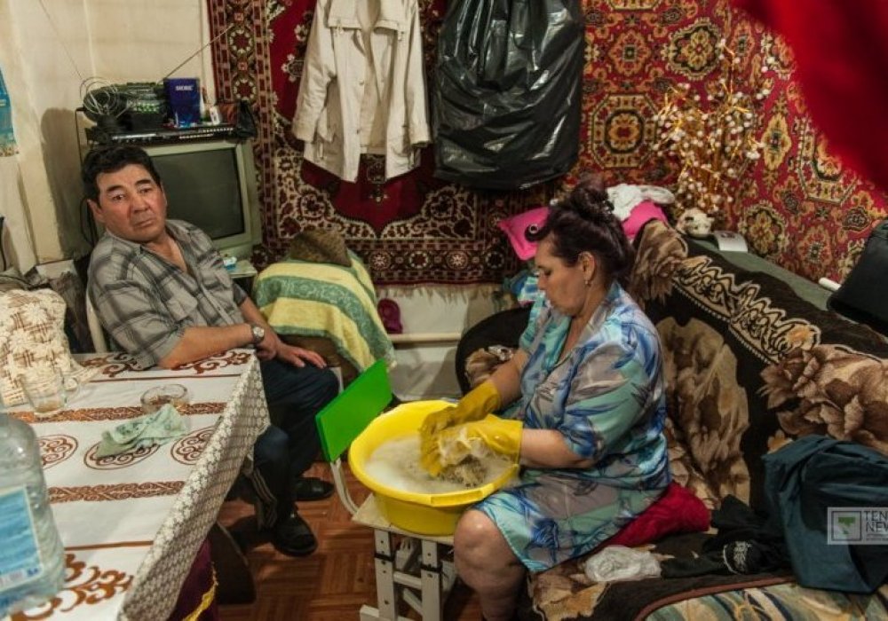 "20 – бұл жақсы баға, 25, 50, 55 мыңнан, 100 мыңға дейін жететін бөлмелер бар. Осында тұрып жатқанымызға үш жыл болды", - дейді әйел.