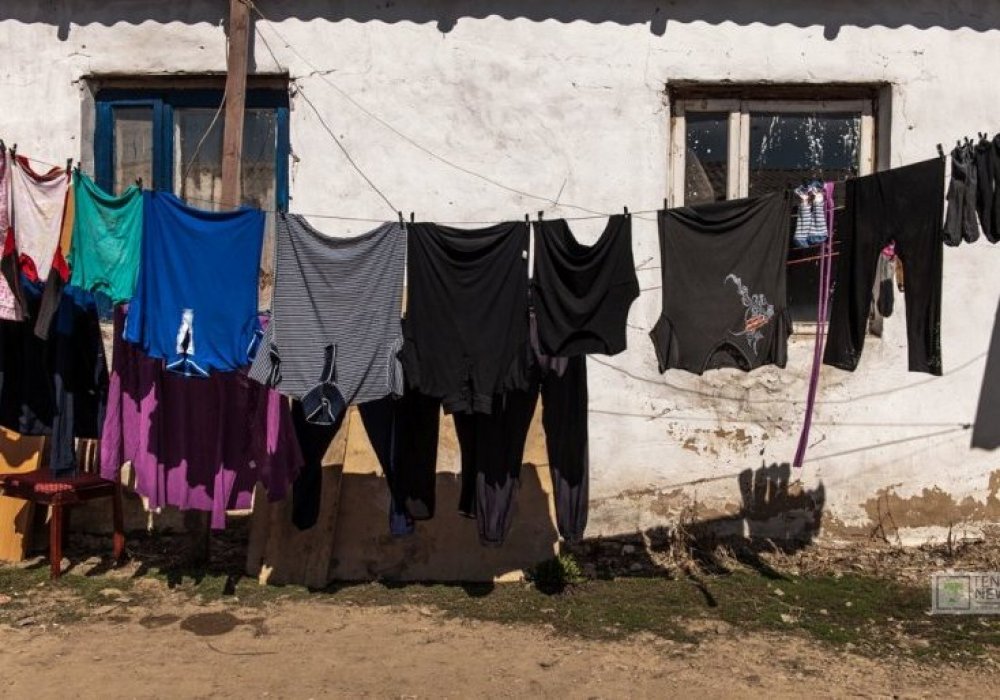 Бөлмеде су құбыры мен жылу жүйесі бар. Тұрғындар қалған жағдайларын сыртта жасайды.