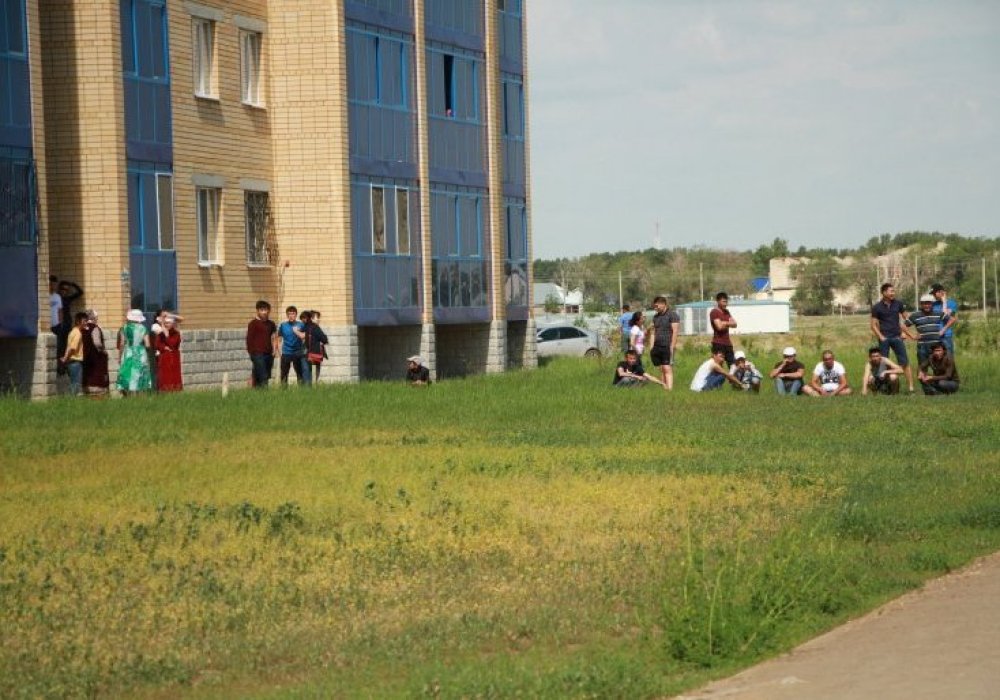 "Нұр сити" ықшамауданының тұрғындары полицейлердің жұмысын қарап отыр. Куәгерлердің айтуынша, 6 маусымда таңертен жаңадан салынған құрылыстардың бірінде атыс болған.