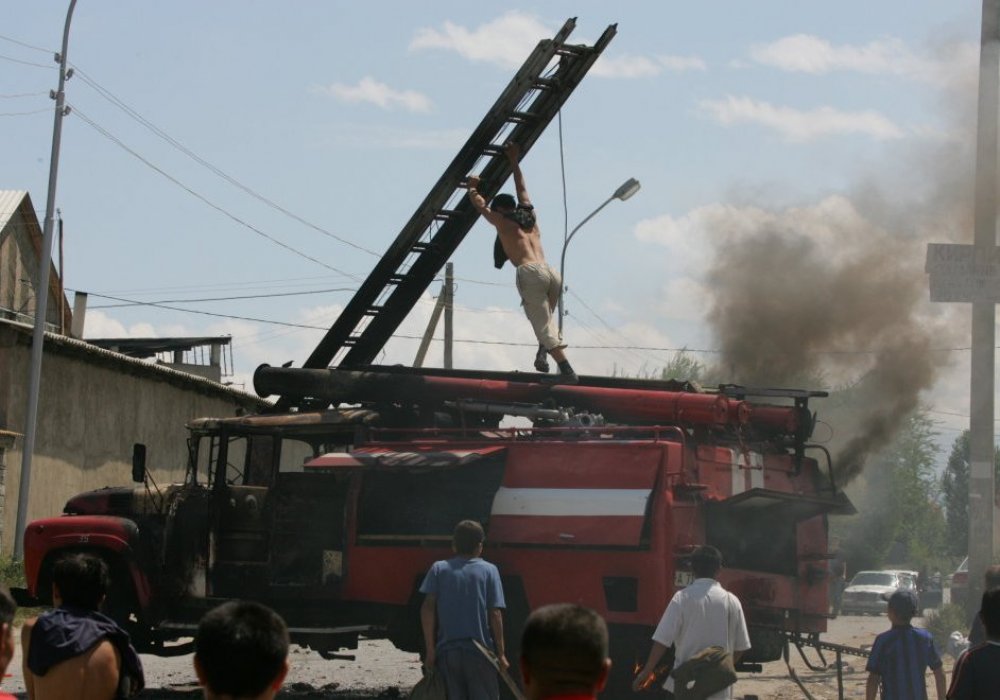 Кепілдіктегі адамдарды босату туралы келіссөздер жүргізілді. Тұрғындар ауыр жарақат алған және күйіп қалған полицейді беруге келісті. Шаңырақтықтар әкім Иманғали Тасмағамбетовтың немесе қала әкімдігінің өкілі келуін талап етті.