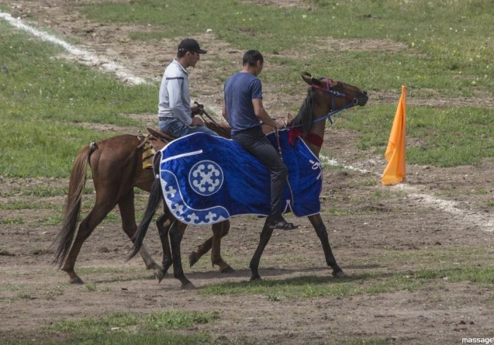 Осы сәтті пайдаланған бәйге қатысушылары тұлпарларының етін қыздыруға кірісіп кетті.