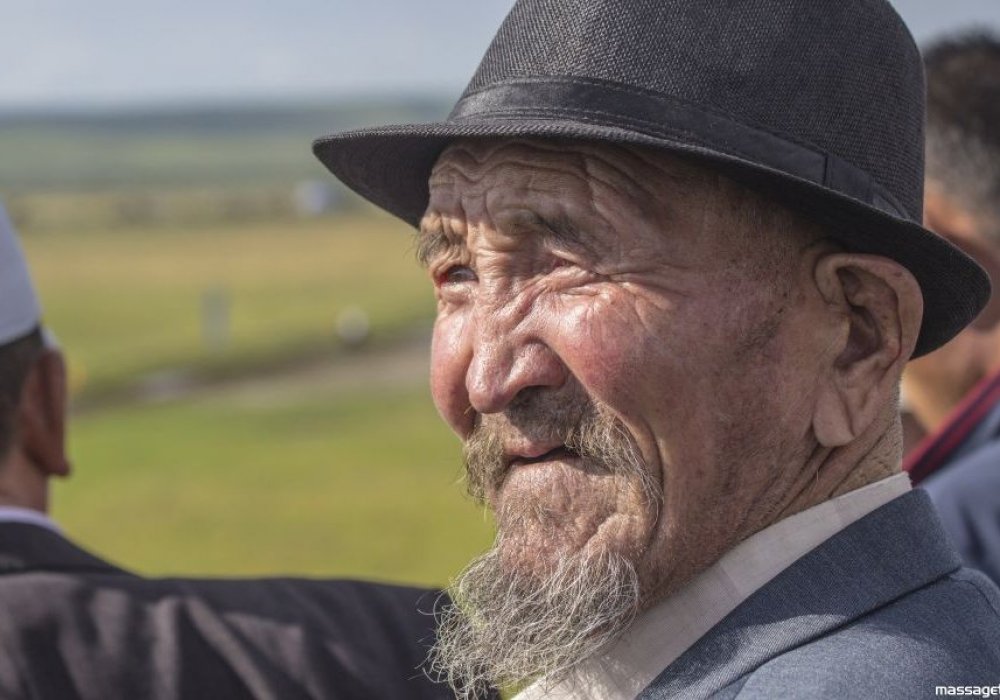 Бұл доданы еңбектеген баладан, еңкейген қарияға дейін тапжылмай отырып көрді.