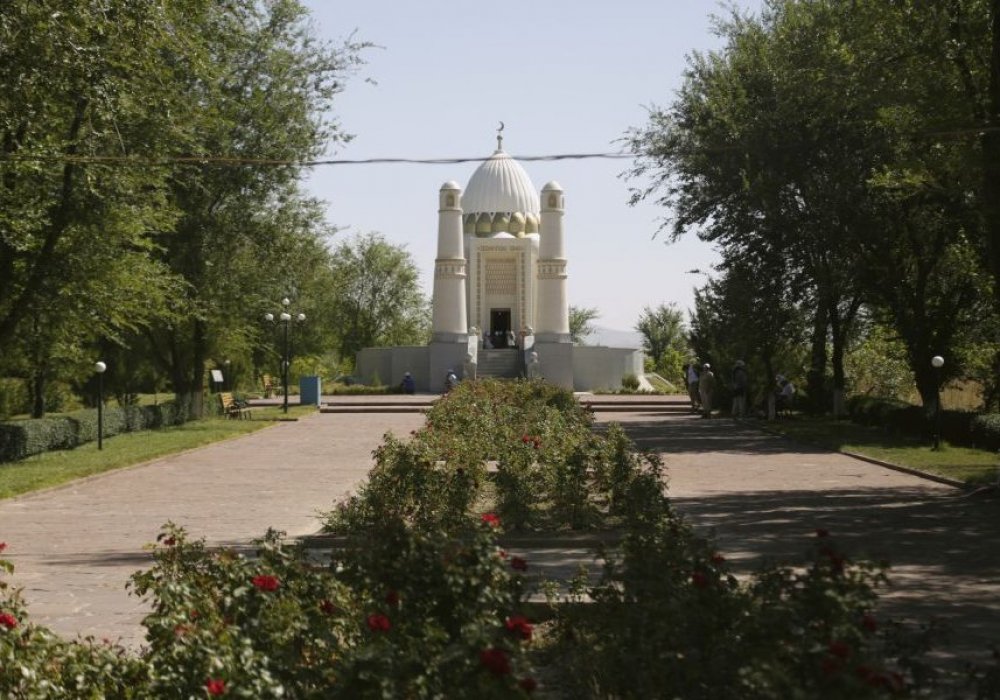 Ұлы жүз ұрпағына жақсы таныс анамыздың шын есімі Нұрила болған деседі. Түркістандық Мақтым Ағзам қожаның немересі атақты Бәйдібек биге тұрмысқа шыққан. Ел ішіндегі деректерге сүйенсек, түп тегі Қара Хайдар деген кісі ең алғаш "Дихнат мама" деп атап кетсе, кейіннен ол сөз дыбыстық өзгерістерге ұшырап, "Домалақ анаға" айналған. Парсы тілінен аударғанда "Әулие ана" деген мағына білдіреді. 