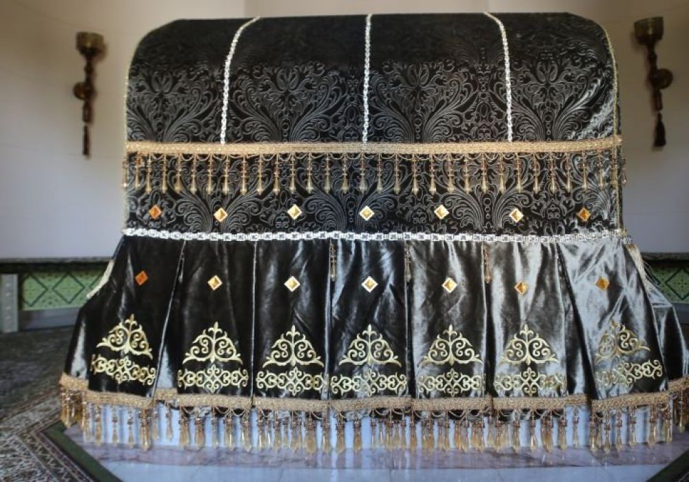 Кесене ішіндегі "Домалақ ананың" зираты. 