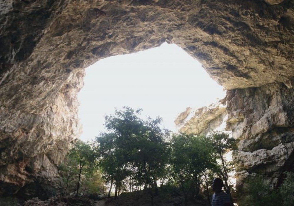 Ішінен қарағанда ернеуі киіз үйдің шаңырағы секілді көрінеді. 