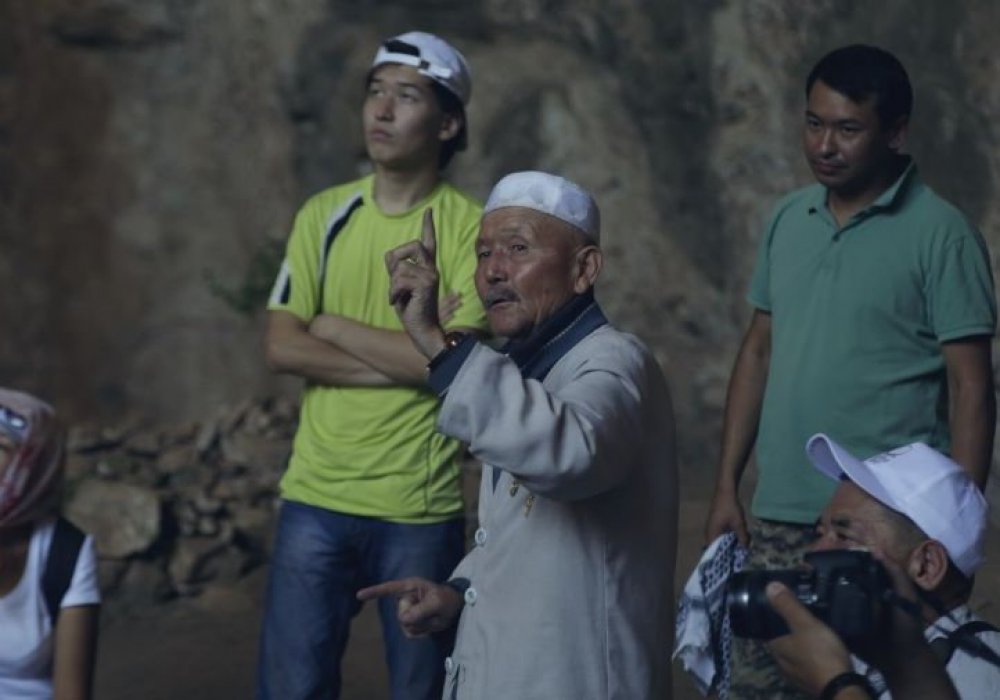 Бұл үңгірге көбіне перзент көрмеген кейбір ерлі-зайыптылар, ауру адамдар ниет етіп келеді екен.