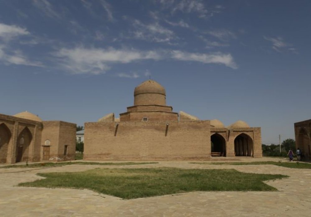 Аппақ ишан күмбезі – ХІХ ғасырдың ақырындағы архитектуралық ескерткіш. Оңтүстік Қазақстан облысы Шаян ауылында күйдірілген кірпіштен шаршы жобада салынған. Табанының аумағы – 6,7+6,6 метр, ішкі көлемі – 3,5х3,5 метр, биіктігі – 6 метр. Қабырғаларының ішкі жағына әлемнің төрт жағына бағытталған тайыздау қуыс жасалған.