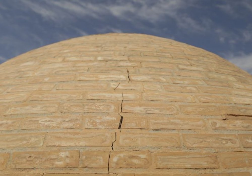 Талай ғасырдан бері тұрған медресенің күмбезінде бүгінде сызаттар пайда болған. Алайда, сол дәуірдегі адамдардың жасаған дүниесі әлі күнге дейін мұрты бұзылмай сақталуда. Заманның ағымына сай әйнекпен ғимарат салуды жолға қойғам қазіргі қоғам сәулетшілері ізіне қандай мұра қалдыратынын сапасына қарап, ойлай беруге де болады. 