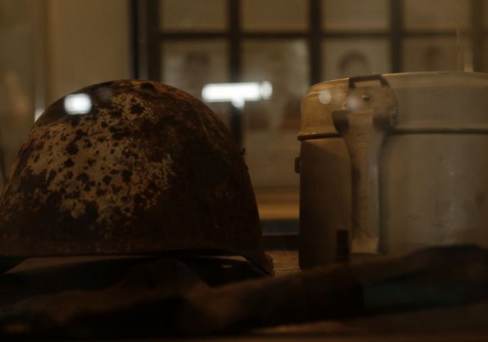 Ғимараттың ішінде 1945 жылғы соғыстан қалған көптеген мұралар бар. Соның бірі – бас киім мен күрек және тамақ салынатын ыдыстың түпнұсқасы.