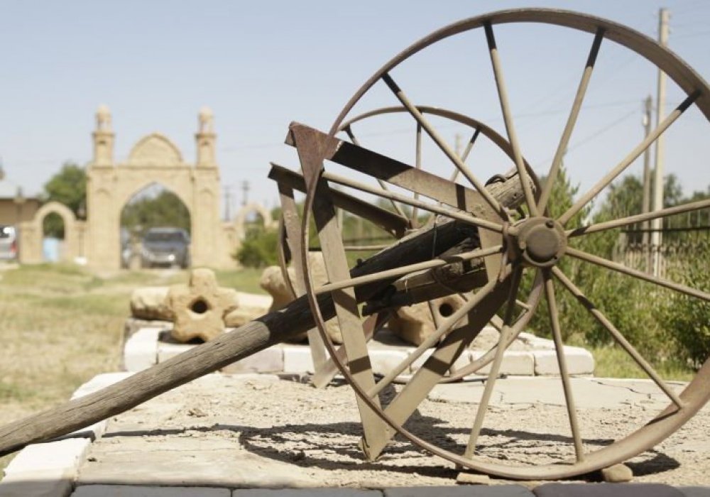 Көшпелі қазақтың көлігі саналатын ат арбаның сұлбасы. Байырғы заманда үстіне жүк тиеліп, қыстау мен жайлаудың арасында осындай керемет арбалардың іздері қалатын.