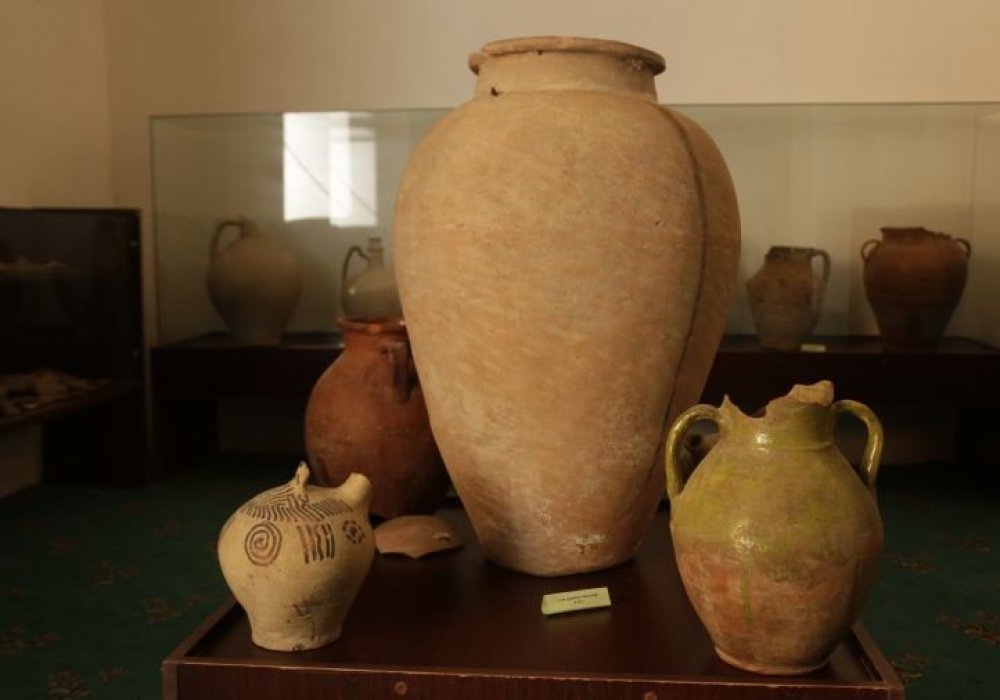 Тарихи мекеннен табылған көне құмыралар. 