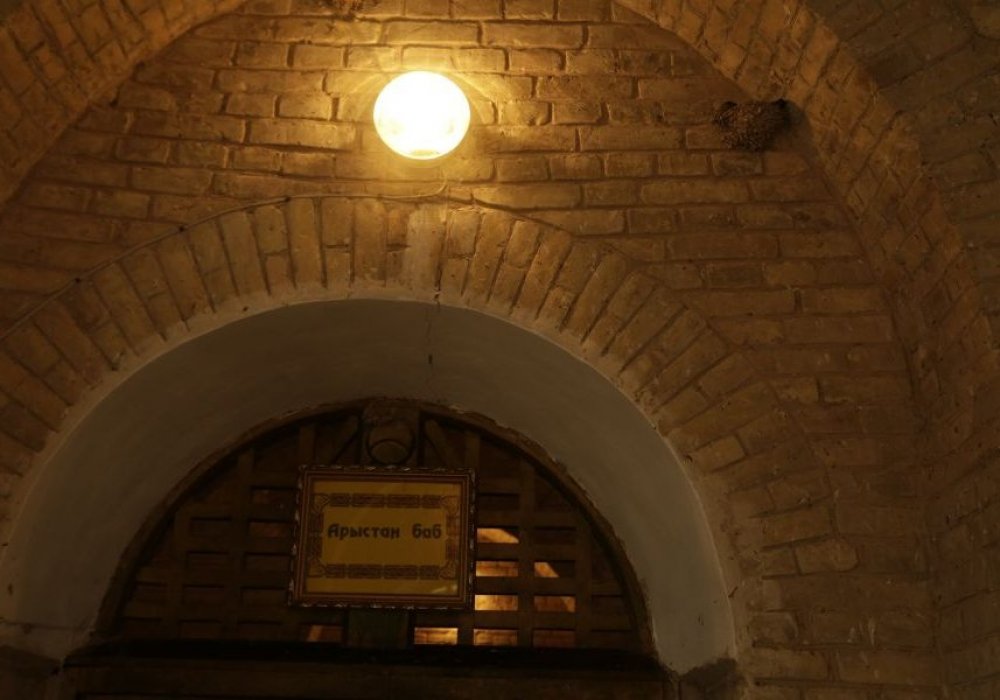 Кесененің ең көне бөлігі қабірхана болуы тиіс. Қазір де оның едені басқа бөлмелермен салыстырғанда едәуір биік. Қабір үстіне алғашқы белгі ХІІ ғасыр шамасында салынған. Ал, мазар XIV ғасырда қайта жөнделген.