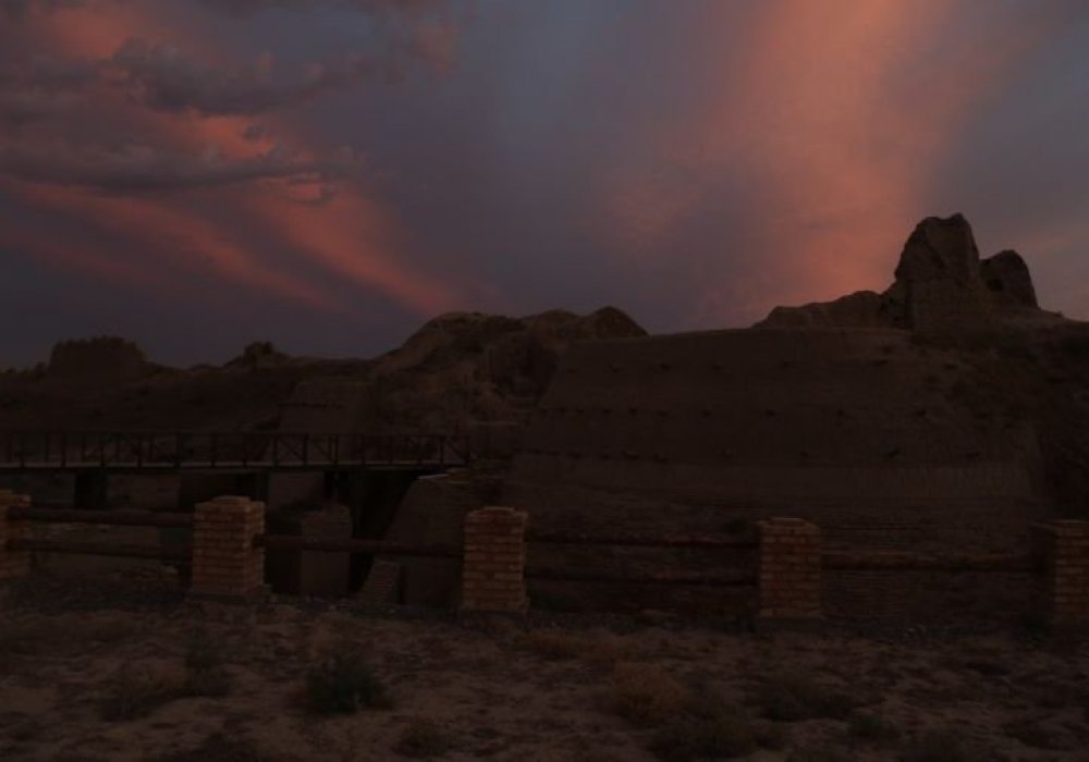 ХІІ ғасырда ірі сауда орталығы ретінде іргетасы қаланған Сауран қаласы. Бүгінде осы бір мекенде құнды жәдігер ретінде болып қалған қабырғалары мен мұнараларының қалдықтары бар, ауданы 550-800 м дөңгелек алаң. Қаланың ішіне қақпа арқылы кіруге болады. Қаланы қоршаған дуалдың сырт жағында көптеген каналдардың іздері сақталған. Жүргізілген зерттеу жұмыстары қаланың VII-VIII ғасырларға жататынын дәлелдейді.