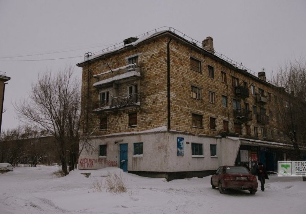 Бос қалған пәтерлердің терезелері кірпішпен, ағашпен және өзге де қолға түскен материалдармен бітелген. Қайта құру жылдары адамдар Қарағанды мен маңайында орналасқан қалалардағы жылу берілмейтін үйлерді тастап, тәуірлеу өмір іздеген. 2016 жылдың қаңтары, Шаханда әлі ештеме өзгермеген сияқты. 