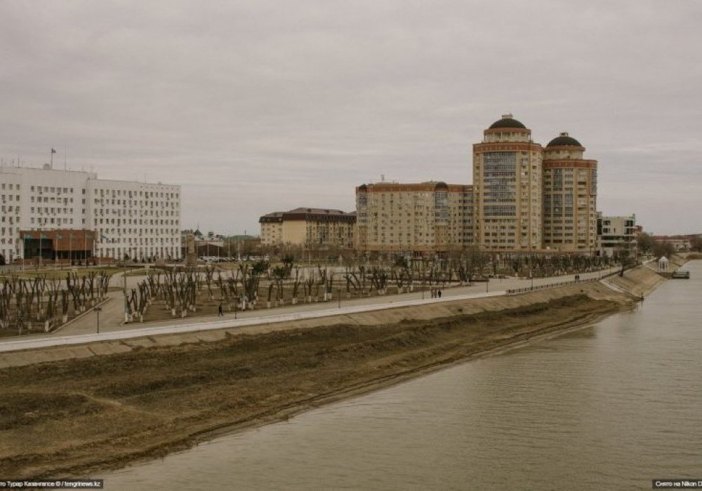 <p>Атырау&nbsp;Гурьев&nbsp;аталып тұрған кезде балық өнеркәсібінің орталығы болған, ал қазір балық аулау және өсіру көлемі ондай емес.&nbsp;</p>