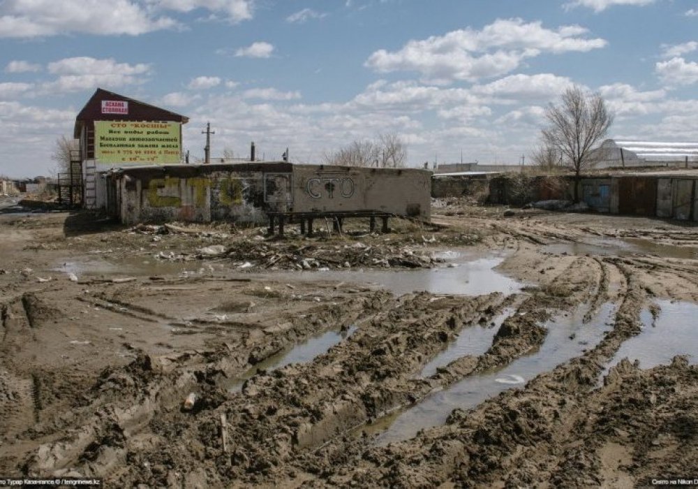 <p>"Біз үшін басты проблема - жолдар. Біздің ауылда жолдар жаман, лай, лас", - дейді әйел. Ол мұнда осымен жетінші жыл тұрып жатыр екен.</p>