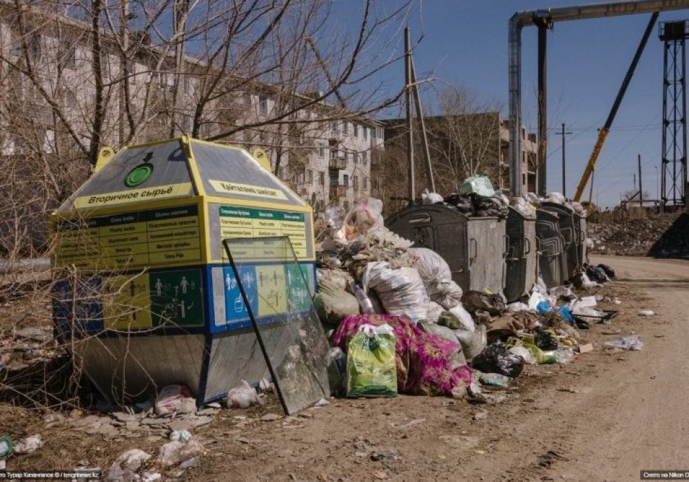 Жергілікті әкімнің айтуынша, қоқысқа қатысты мәселе осыған дейін де өзекті мәселелердің бірі болған. Ал былтырдан бері мұнда  "Қосшы тазалық" компаниясы жұмыс істейді.  Олар осында шамамен 600 контейнер орнатқан.